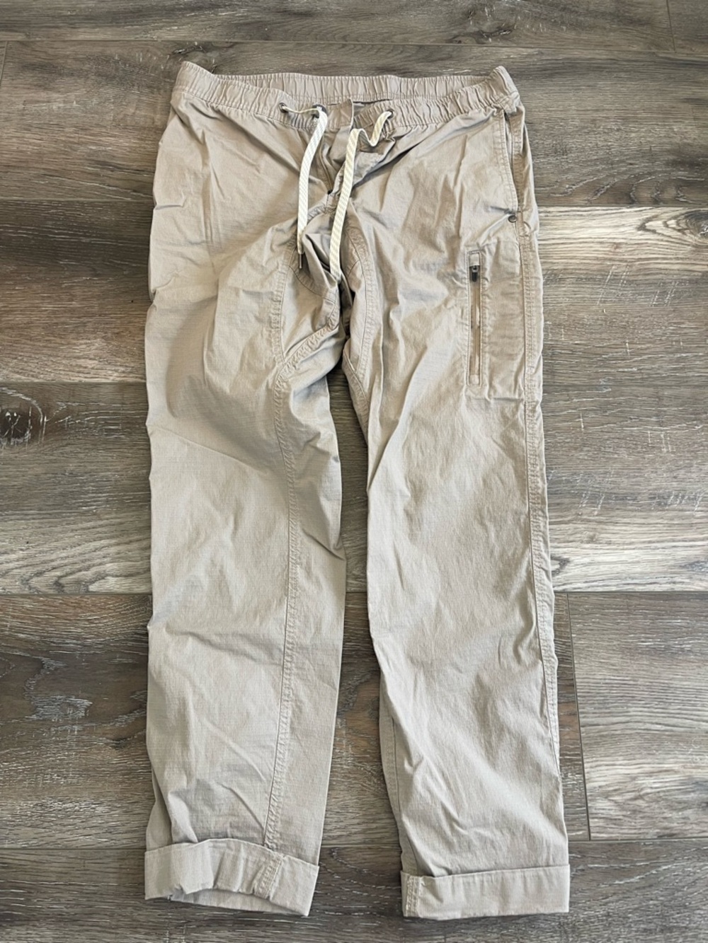 Vuori Beige Drawstring rip stop Track Pants EUC size M